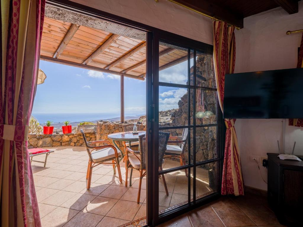 Balkón nebo terasa v ubytování Castillo Lanzarote Villa Bentley - Luxury Villa -sleep in a volcanic cave