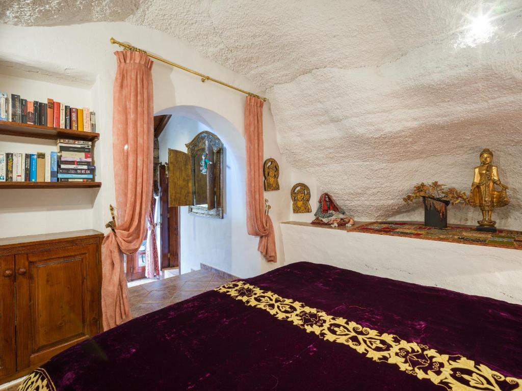 Postel nebo postele na pokoji v ubytování Castillo Lanzarote Villa Bentley - Luxury Villa -sleep in a volcanic cave