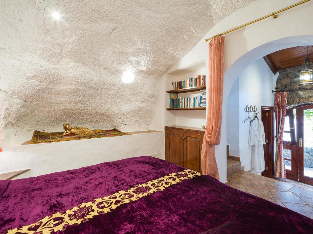 Postel nebo postele na pokoji v ubytování Castillo Lanzarote Villa Bentley - Luxury Villa -sleep in a volcanic cave