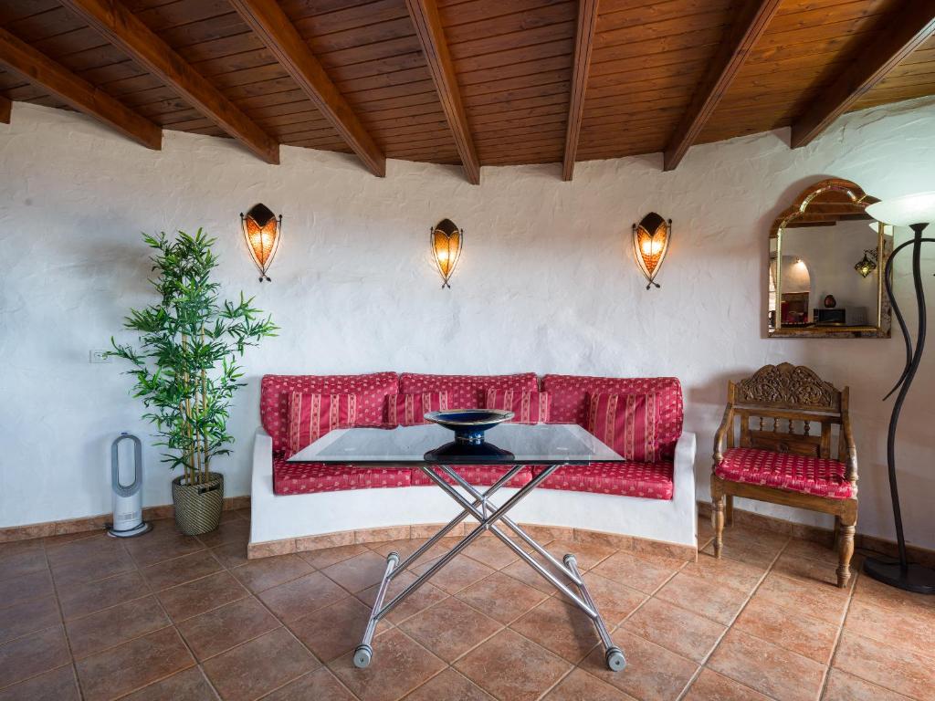 Posezení v ubytování Castillo Lanzarote Villa Bentley - Luxury Villa -sleep in a volcanic cave