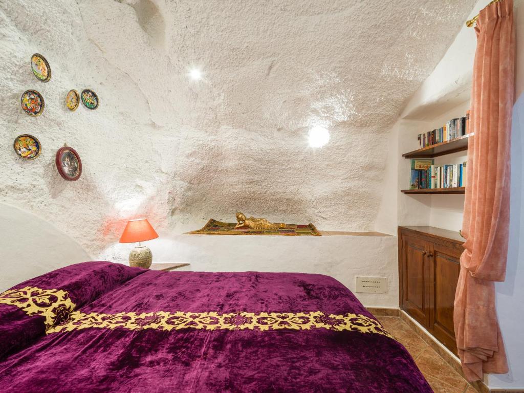 Postel nebo postele na pokoji v ubytování Castillo Lanzarote Villa Bentley - Luxury Villa -sleep in a volcanic cave