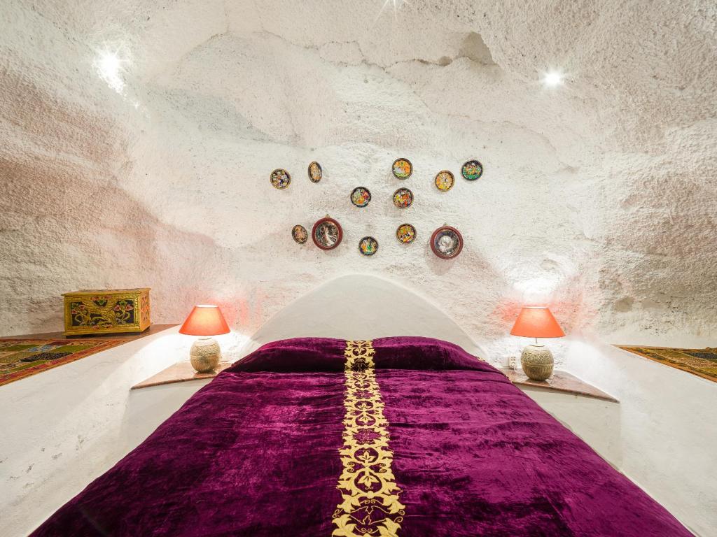 Postel nebo postele na pokoji v ubytování Castillo Lanzarote Villa Bentley - Luxury Villa -sleep in a volcanic cave