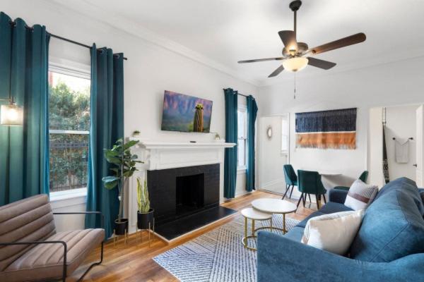 uma sala de estar com um sofá azul e uma lareira em Luxe Modern Apartment in the Heart of Phoenix (1) em Phoenix