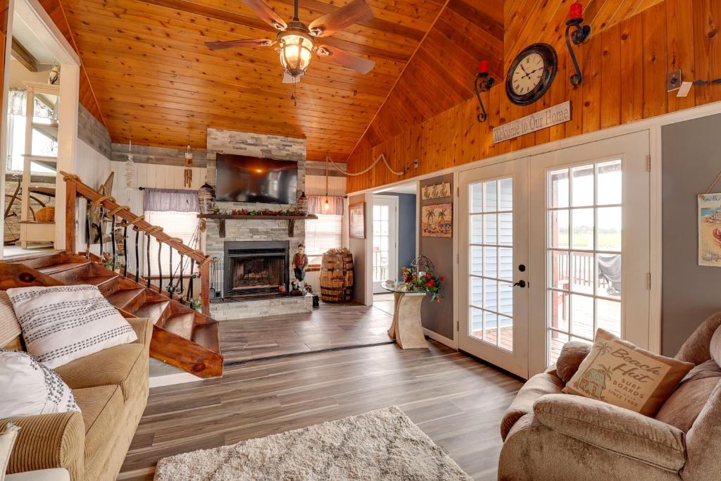 Χώρος καθιστικού στο Oceanfront Milford Home with View and Boat Access