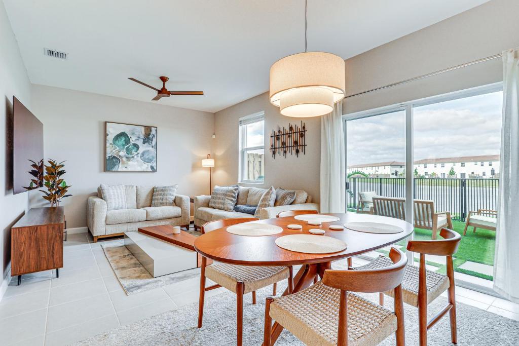 a living room with a table and chairs at Idyllic Miami Townhome with Grill and Lake Views in Miami