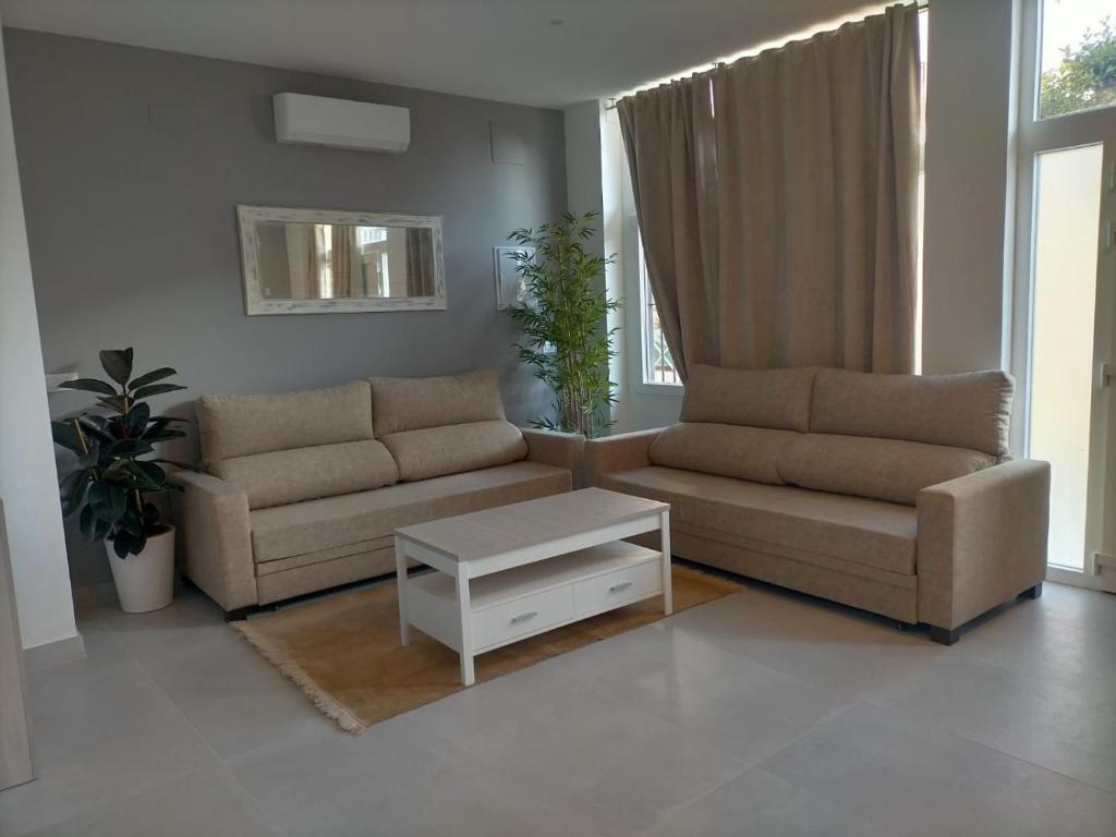 ein Wohnzimmer mit 2 Sofas und einem Couchtisch in der Unterkunft Baeza aloja in Baeza
