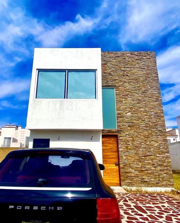 a car parked in front of a house at Cekalli in León