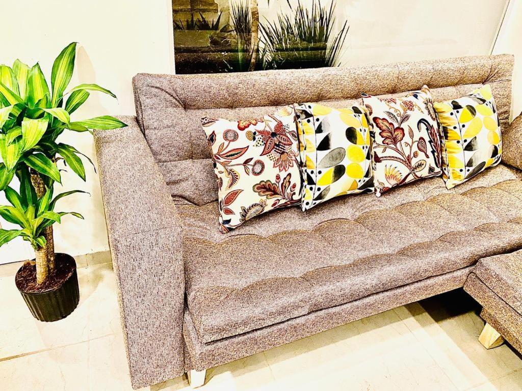 - un canapé avec des oreillers dans le salon dans l'établissement Cekalli, à León