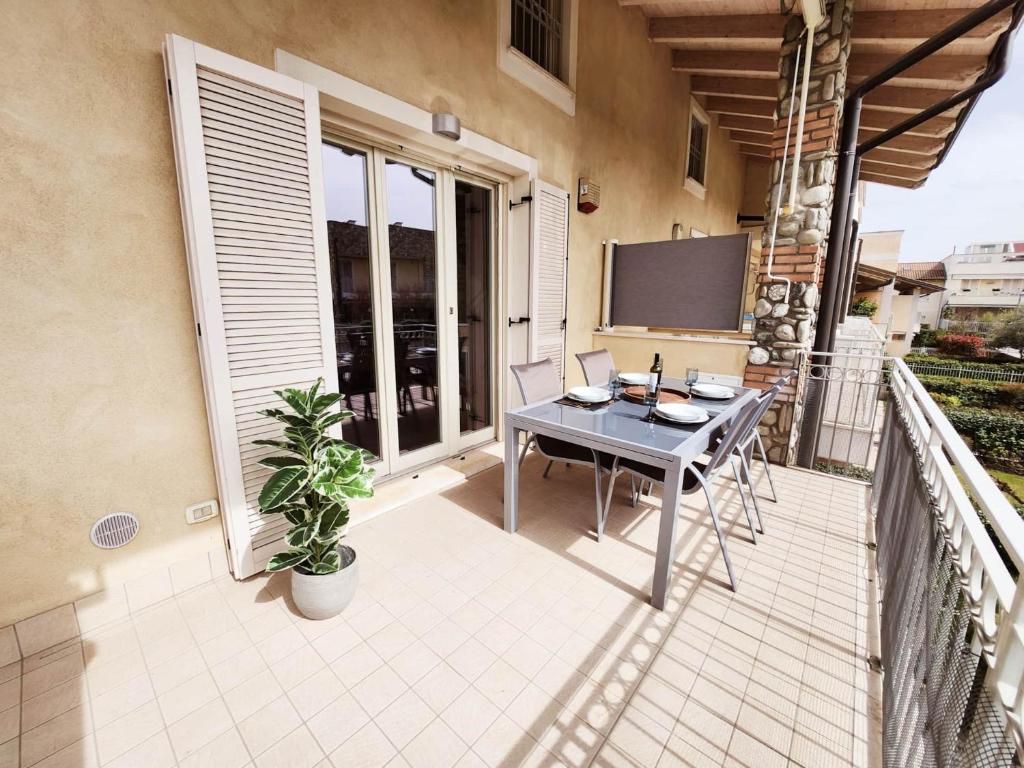 d'une terrasse avec une table et des chaises sur un balcon. dans l'établissement Villa Angelina Garda, à Cavalcaselle