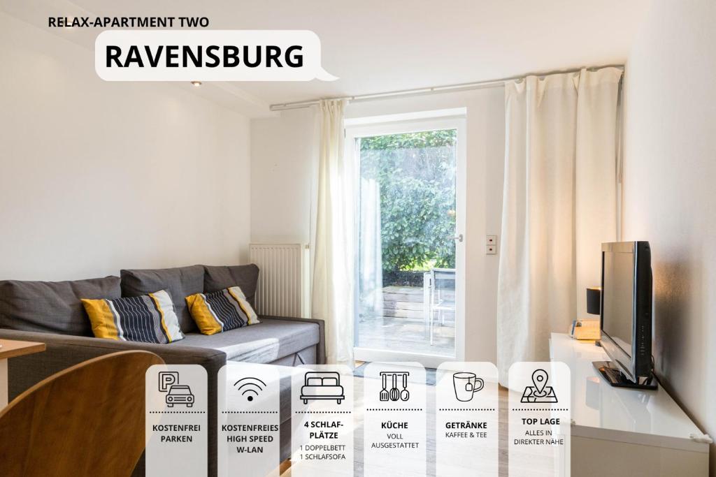 sala de estar con sofá y TV en Relax-Apartment-Two Ravensburg, en Ravensburg