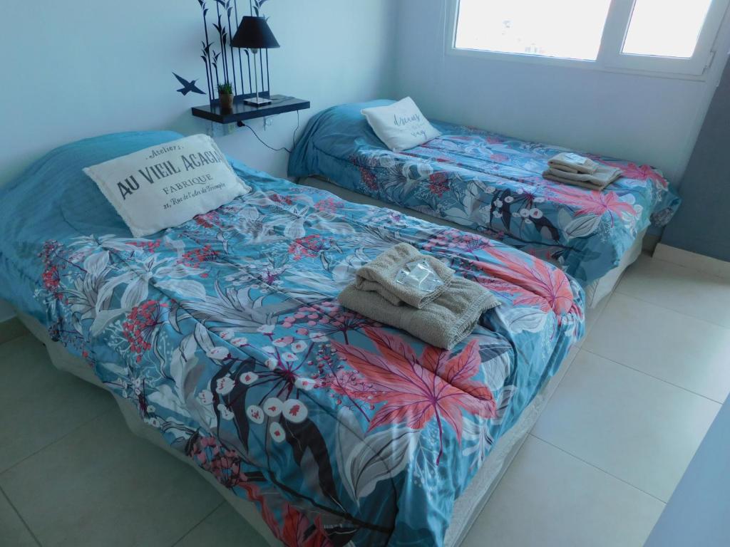 1 dormitorio con 2 camas sin señal de hotel. en Un lugar especial en Ushuaia