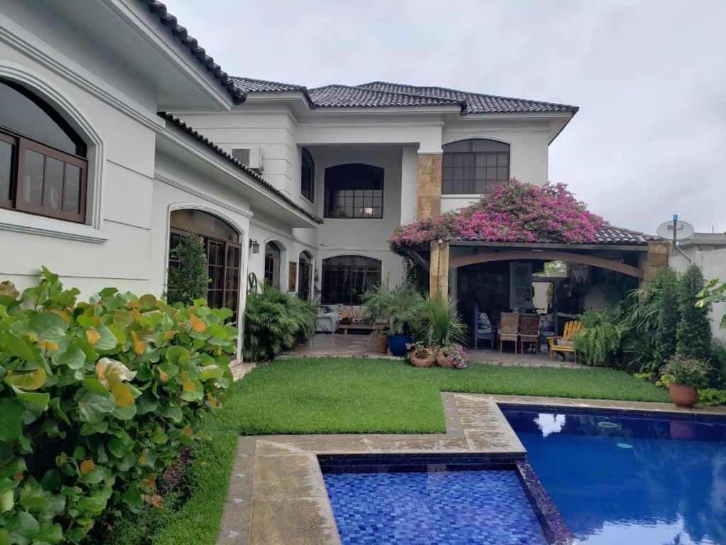 una casa con piscina en el patio en Casa en Samborondón en Guayaquil