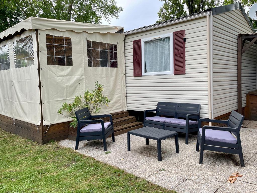 - un groupe de chaises et une maison avec tente dans l'établissement Mobilhome 3 Bedrooms 2 Bathrooms - Camping Familial JF64, aux Mathes