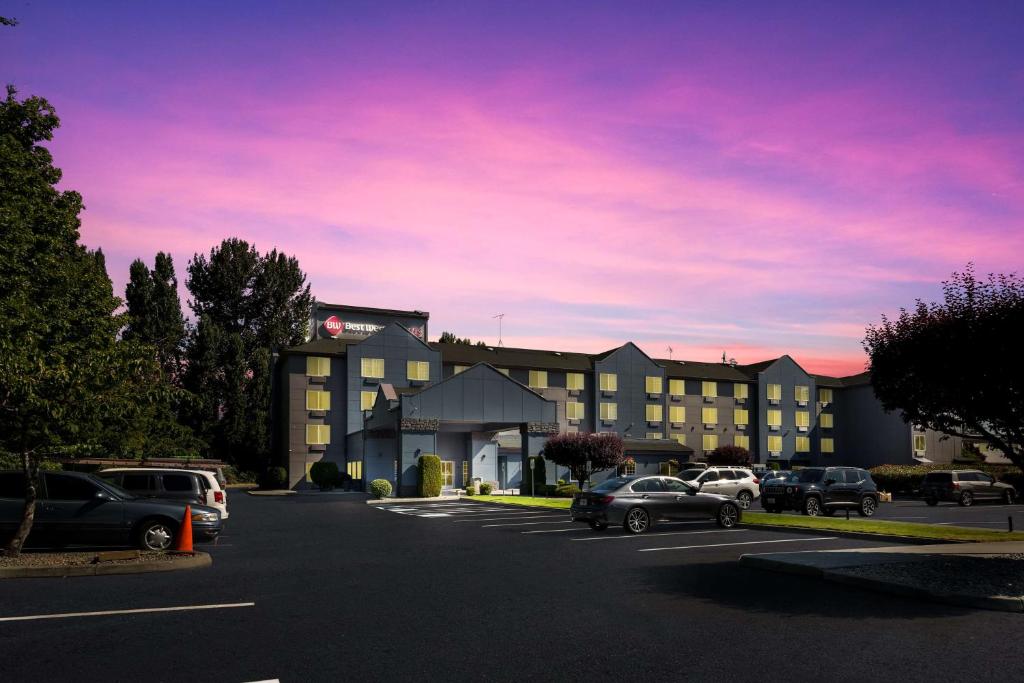 un estacionamiento con coches estacionados frente a un hotel en Best Western PLUS Mountain View Auburn Inn en Auburn