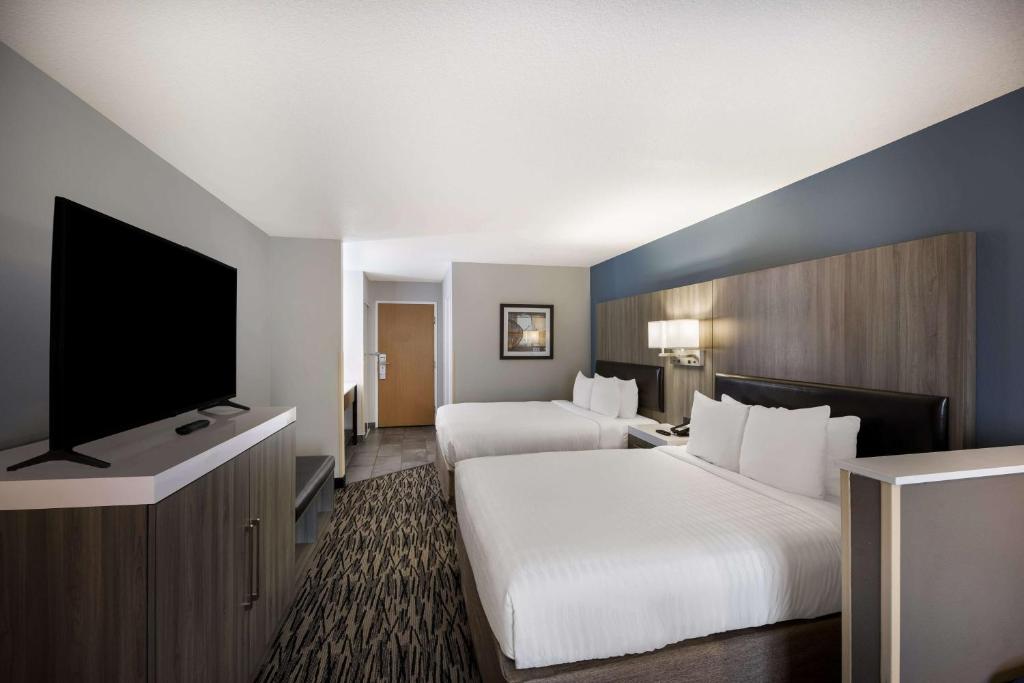 TV a/nebo společenská místnost v ubytování Best Western PLUS Mountain View Auburn Inn