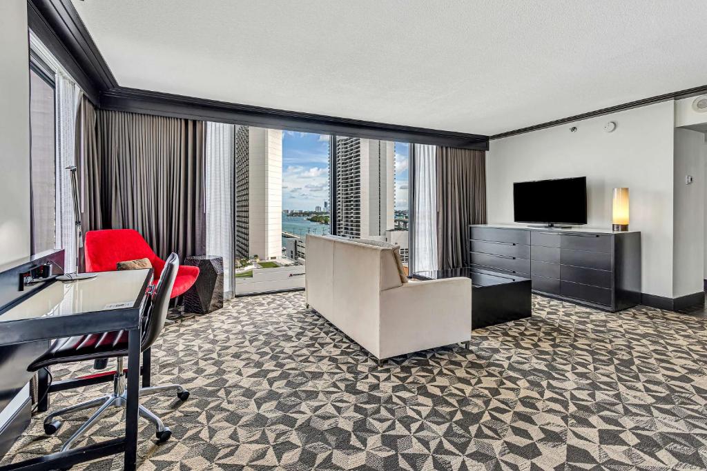 TV a/nebo společenská místnost v ubytování Hilton Miami Downtown