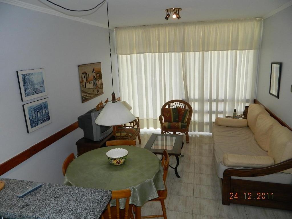 een woonkamer met een bank en een tafel bij ED. EL ARANZAL in Punta del Este