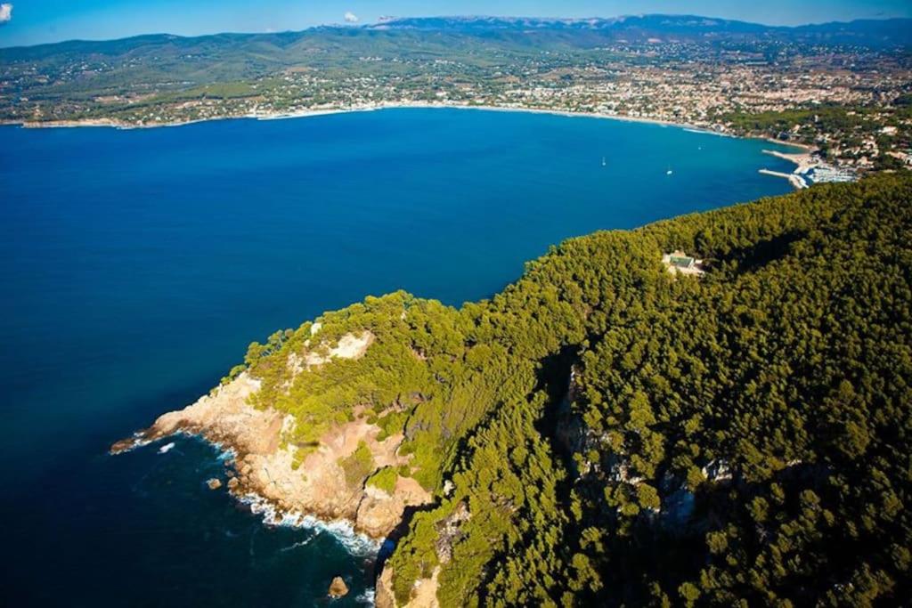 une vue aérienne d'une petite île dans l'eau dans l'établissement Saint Cyr sur Mer 80 m de la Mer La Marseillaise, à Saint-Cyr-sur-Mer