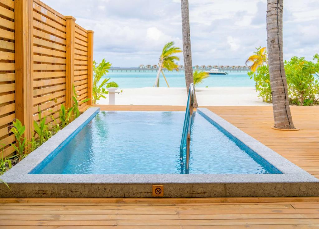 Bazén v ubytování SAii Lagoon Maldives, Curio Collection By Hilton nebo v jeho okolí