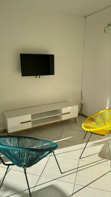 TV a/nebo společenská místnost v ubytování Calme et sérénité au Lamentin
