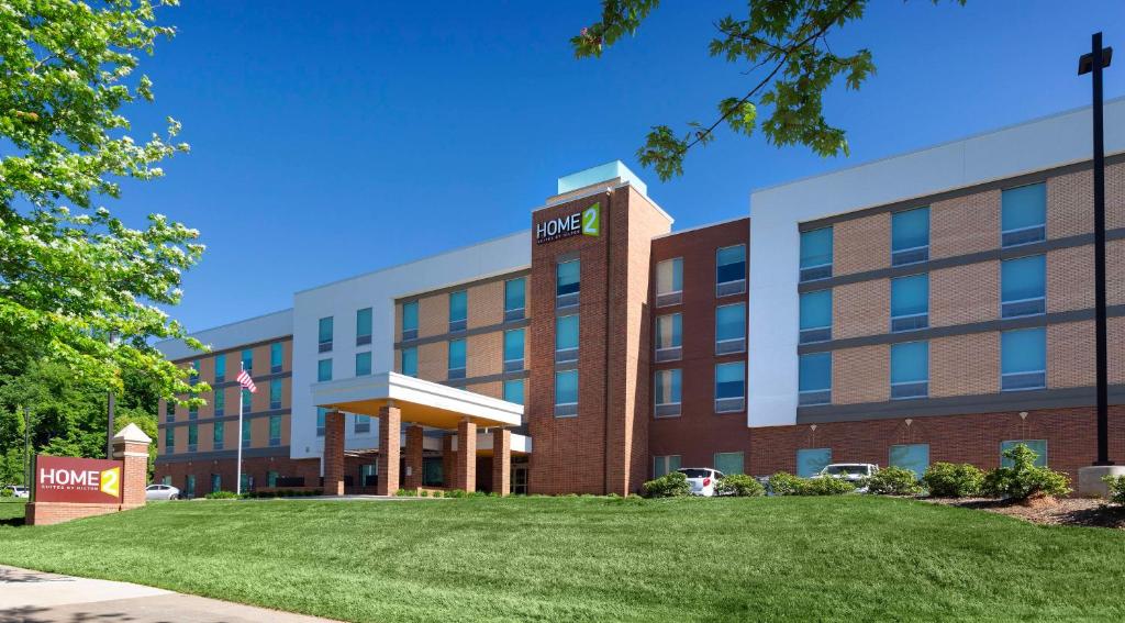 biurowiec z trawnikiem przed nim w obiekcie Home2 Suites By Hilton Charlotte Belmont, Nc w mieście Belmont