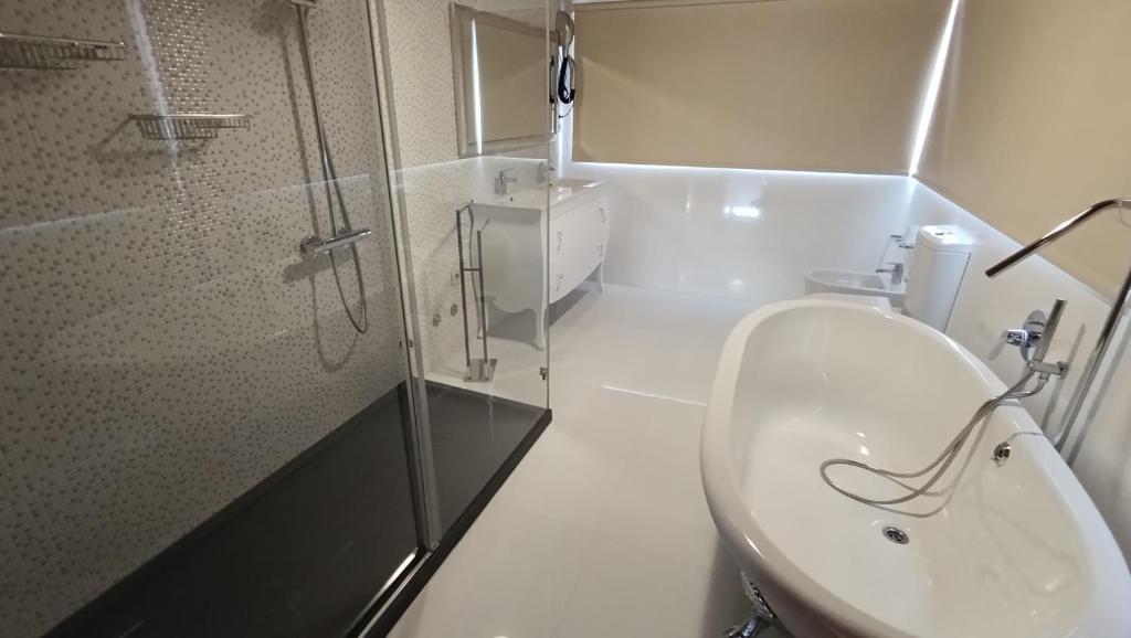 ein Bad mit einem WC, einer Dusche und einem Waschbecken in der Unterkunft Orion Guest Villa Casais in Lousada