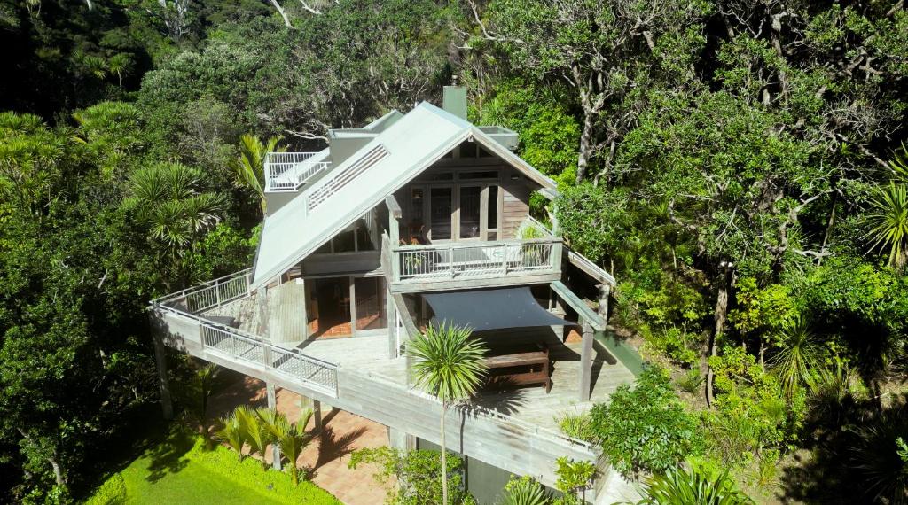 una vista aérea de una casa en el bosque en Whananaki Hideaway, 