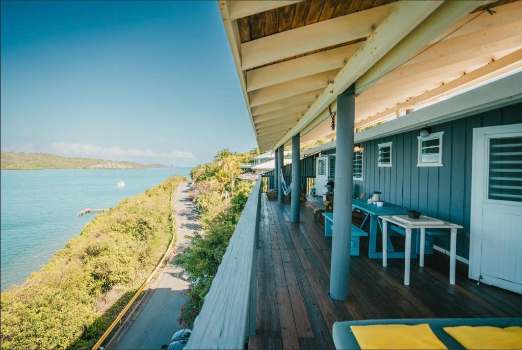 une maison avec une terrasse donnant sur l'eau dans l'établissement Ocean Front Villa 1, à Culebra