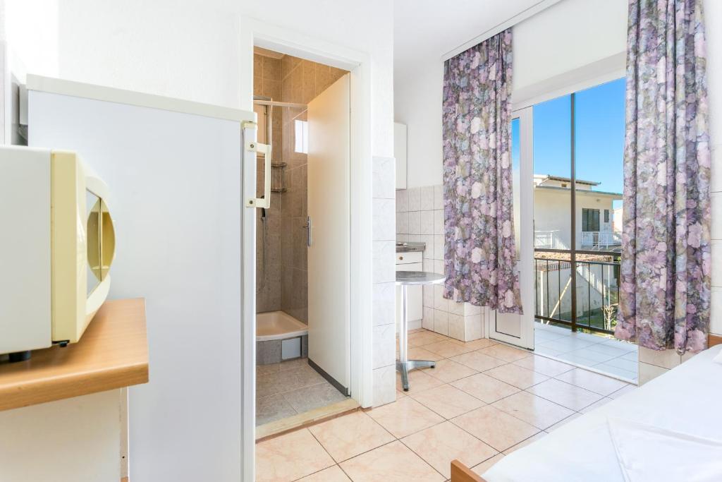 Postel nebo postele na pokoji v ubytování Apartments by the sea Podaca, Makarska - 2783