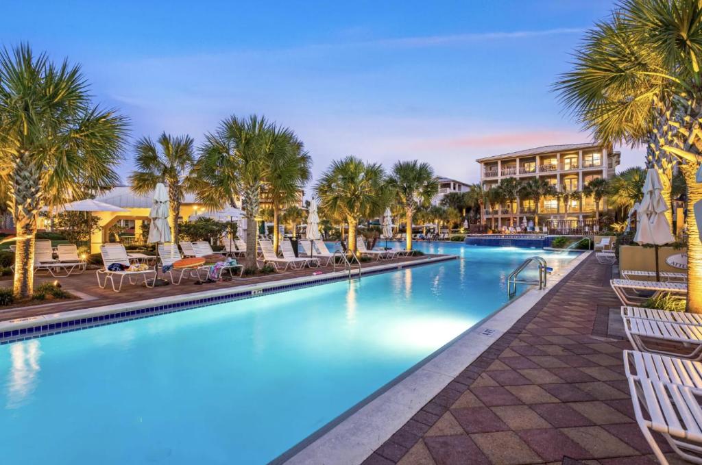 una piscina in un resort con palme di Endless Summer Nights at Seacrest a Inlet Beach