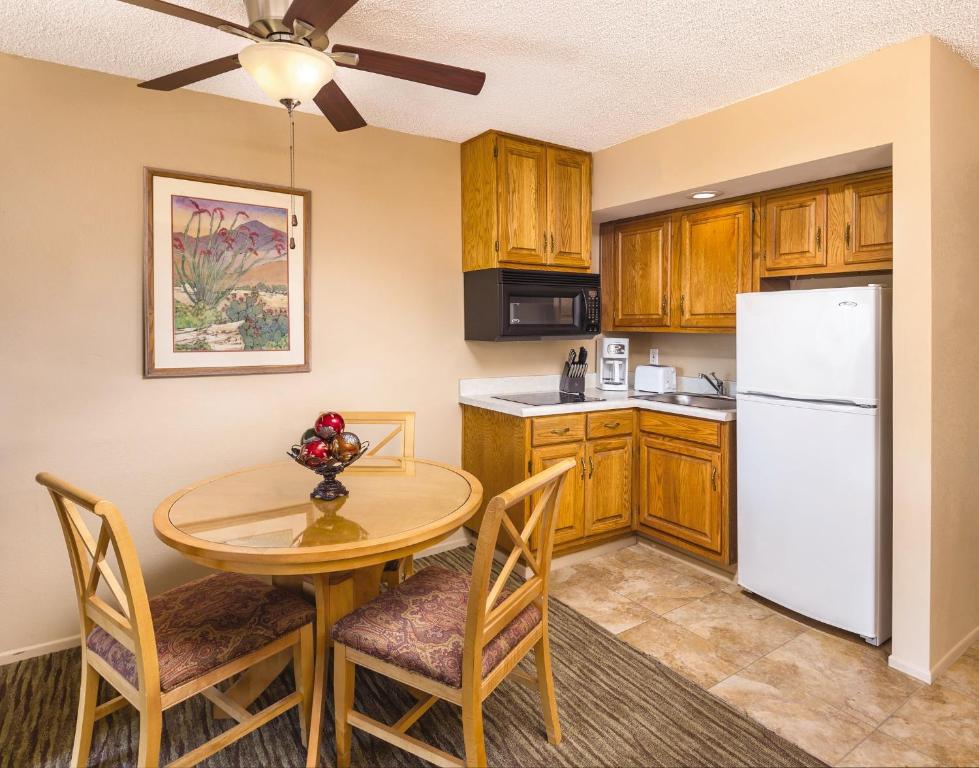 Kuchyň nebo kuchyňský kout v ubytování WorldMark Palm Springs - Plaza Resort and Spa