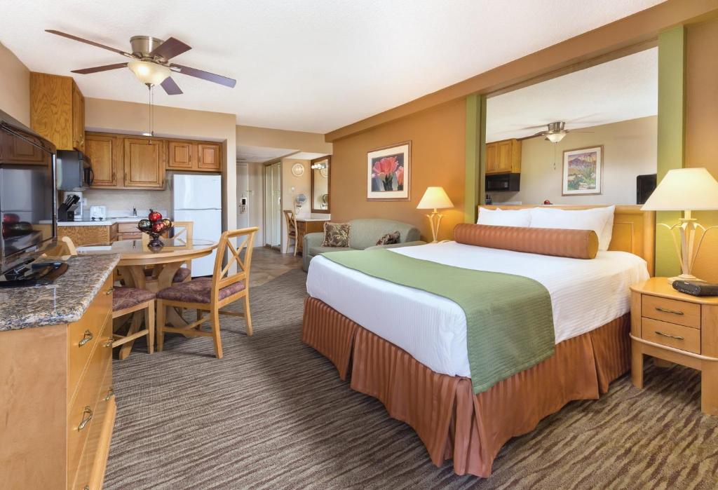 Postel nebo postele na pokoji v ubytování WorldMark Palm Springs - Plaza Resort and Spa