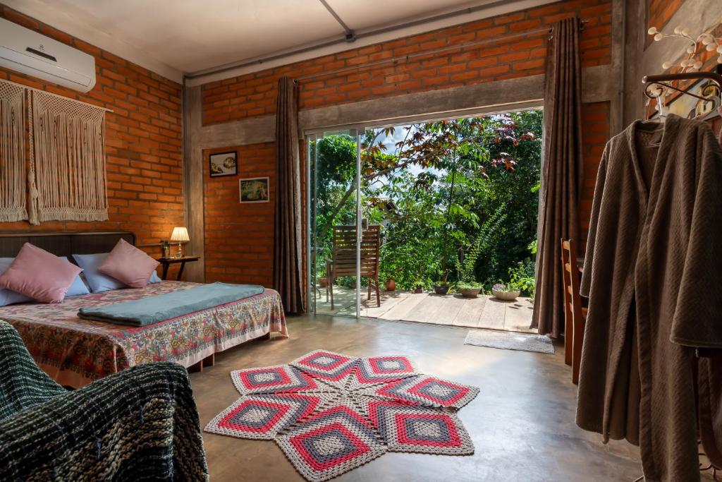 沙帕達－杜斯吉馬朗伊斯的住宿－Espaço Aricá，一间卧室设有一张床和一个大窗户