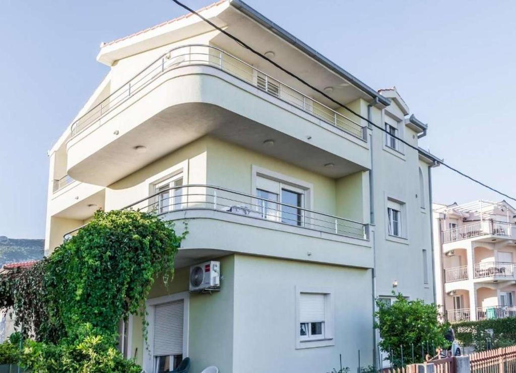 Apartments with parking space Kastel Luksic, Kastela - 22141