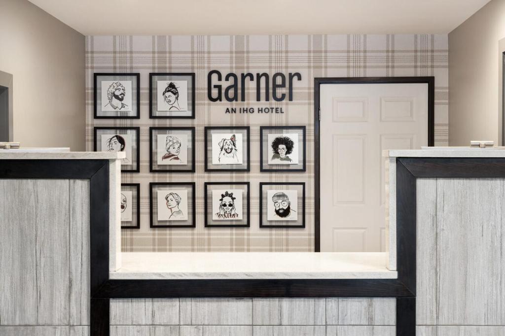 eine Galerie mit gerahmten Bildern an einer Wand in einem Laden in der Unterkunft Garner Hotel Clarksville Northeast, an IHG Hotel in Clarksville