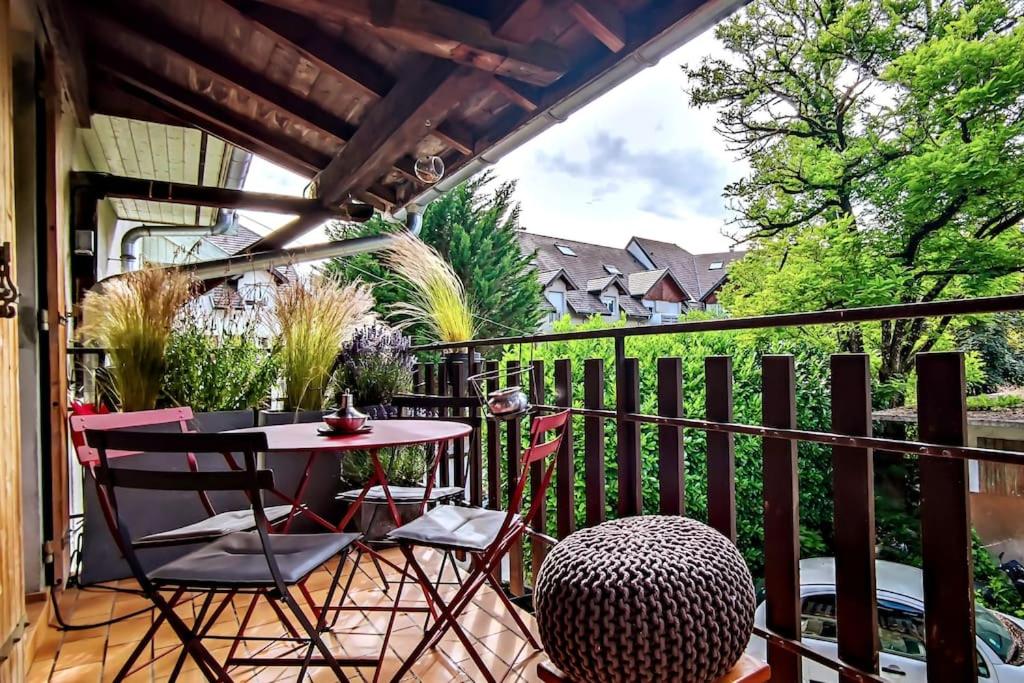 d'une terrasse avec une table et des chaises sur un balcon. dans l'établissement Maison de ville de 100m2 proche centre-ville/lac, à Annecy
