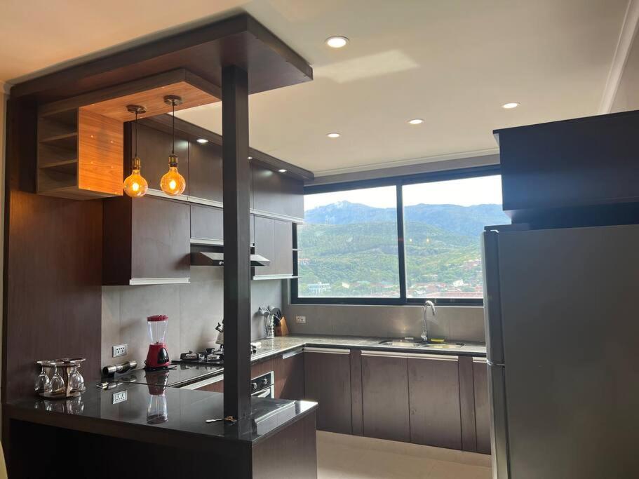 cocina con ventana grande y encimera en Hermoso departamento amplio, en Tarija