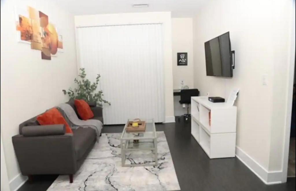 een woonkamer met een bank en een tv bij Buckhead Luxe in Atlanta