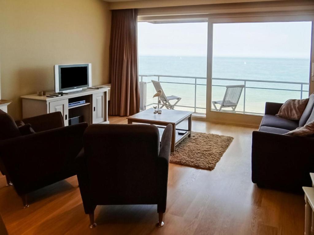 sala de estar con vistas al océano en Scorpio A 0901 with beautiful sea view, en Nieuwpoort