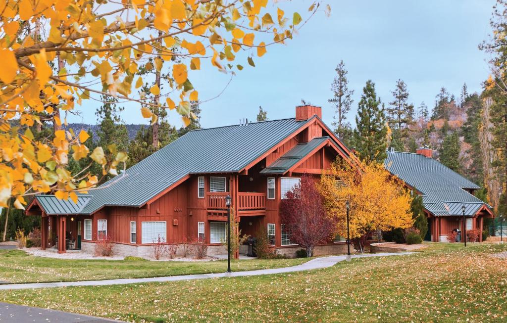 een rood huis met een zwart dak bij WorldMark Big Bear Lake in Big Bear Lake