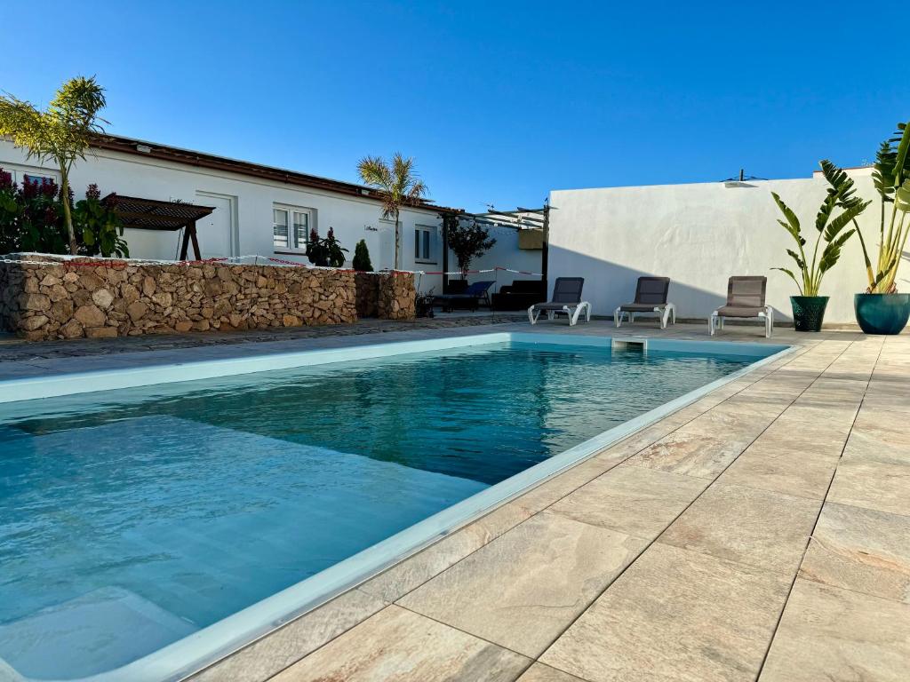 a swimming pool in front of a house at Villa Residencial El Guaidil in Triquivijate