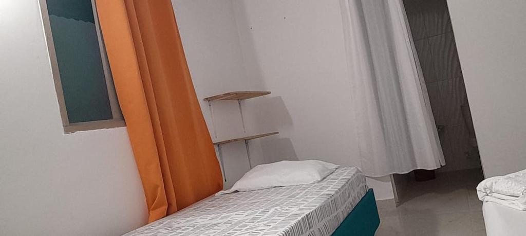 Una cama o camas en una habitación de Hostal Paloma Café