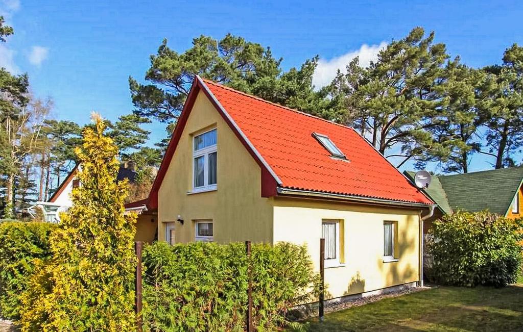 una pequeña casa con techo naranja en Amazing Home In Dierhagen ostseebad With Wifi en Neuhaus