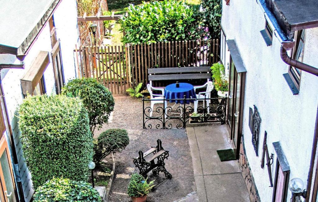 une terrasse avec un banc, une table et des chaises dans l'établissement Lovely Apartment In Friedrichroda With Kitchen, à Friedrichroda