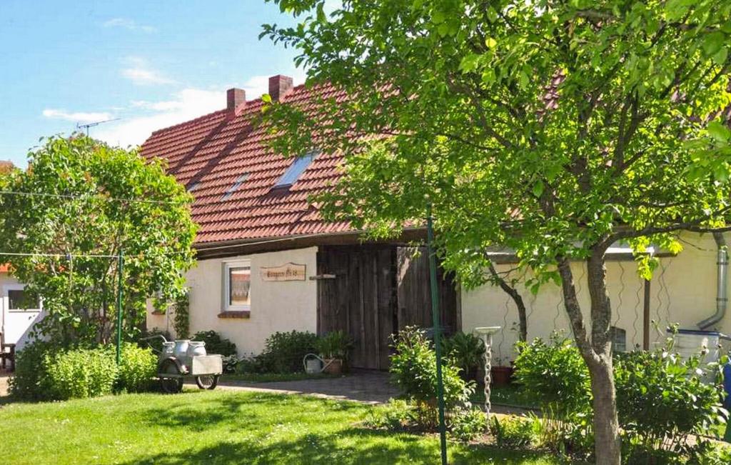 a white house with a red roof and a yard at Beautiful Home In Grnow With Wifi in Grünow