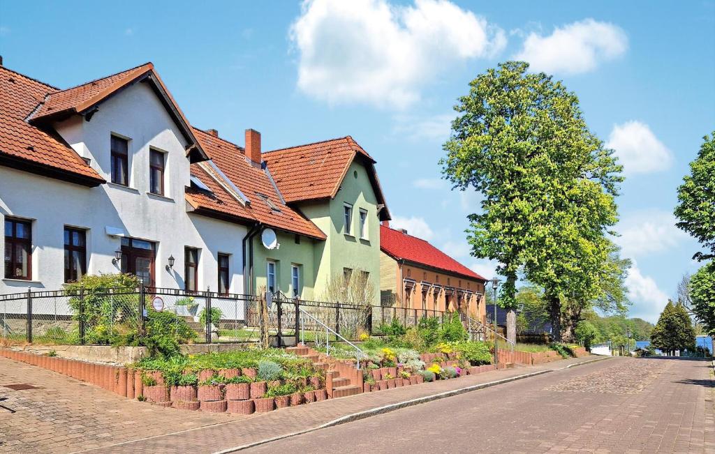 Une rangée de maisons sur le côté d'une rue dans l'établissement Awesome Apartment In Rheinsberg Ot Kleinzer With Wifi, à Kleinzerlang