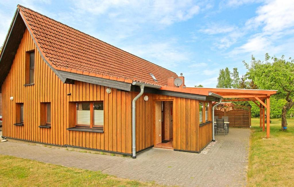 a large wooden house with a gambrel roof at Awesome Apartment In Zislow With Kitchen in Zislow