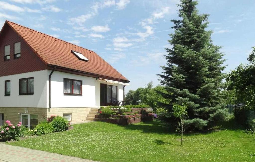 dom z sosną w ogrodzie w obiekcie Nice Apartment In Angermnde Ot Crussow With Wifi w mieście Crussow