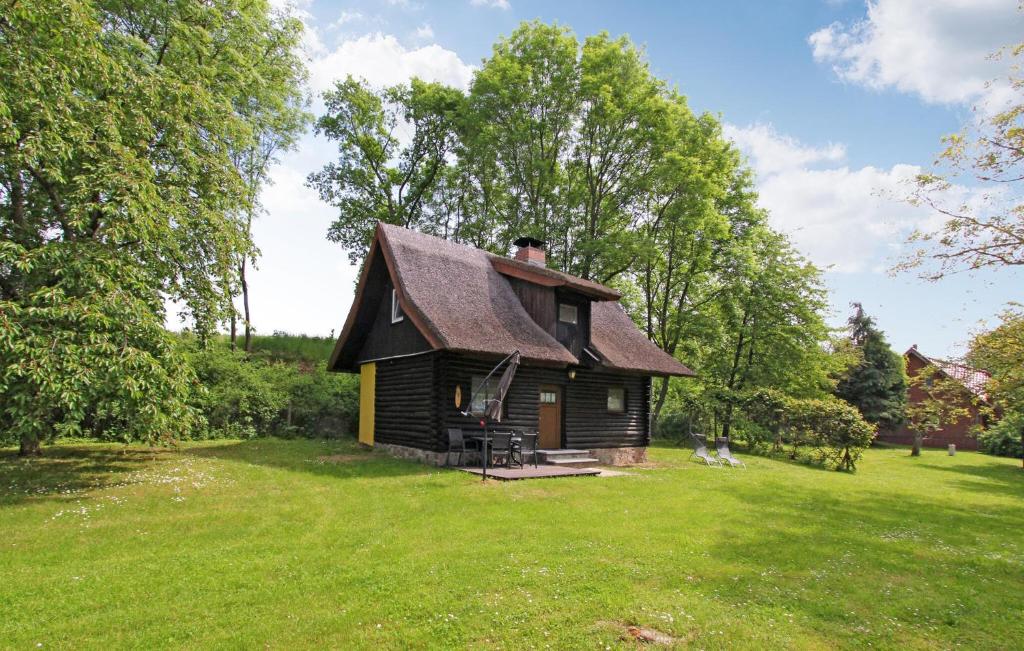 una pequeña casa con techo en un campo verde en Nice Home In Frstenhagen With Lake View, en Fürstenhagen