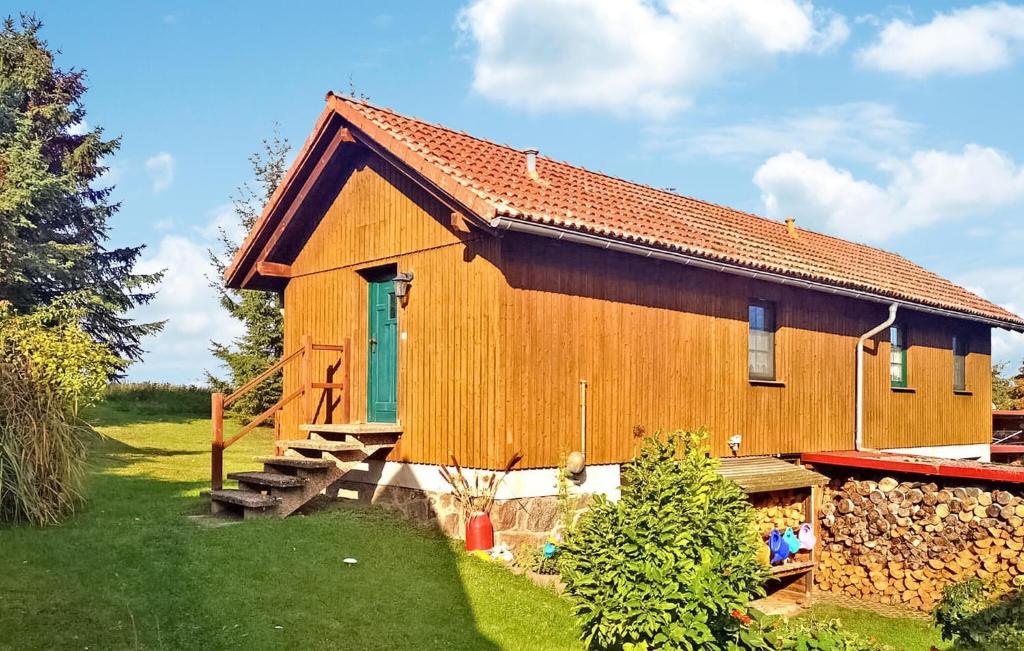 a wooden house with a green door and a yard at 3 Bedroom Beautiful Home In Thomsdorf in Thomsdorf